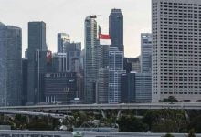 Singapur Ulusal Gunu Vesilesiyle Singapur Marina Korfezinde Duzenlenen Kutlamalarda Sergilenen Hava Performansinda Helikopterler Singapur Bayragiyla Birlikte Ucuyor 1